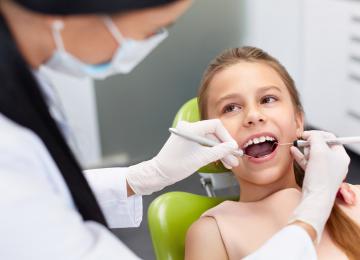 Copil la dentist